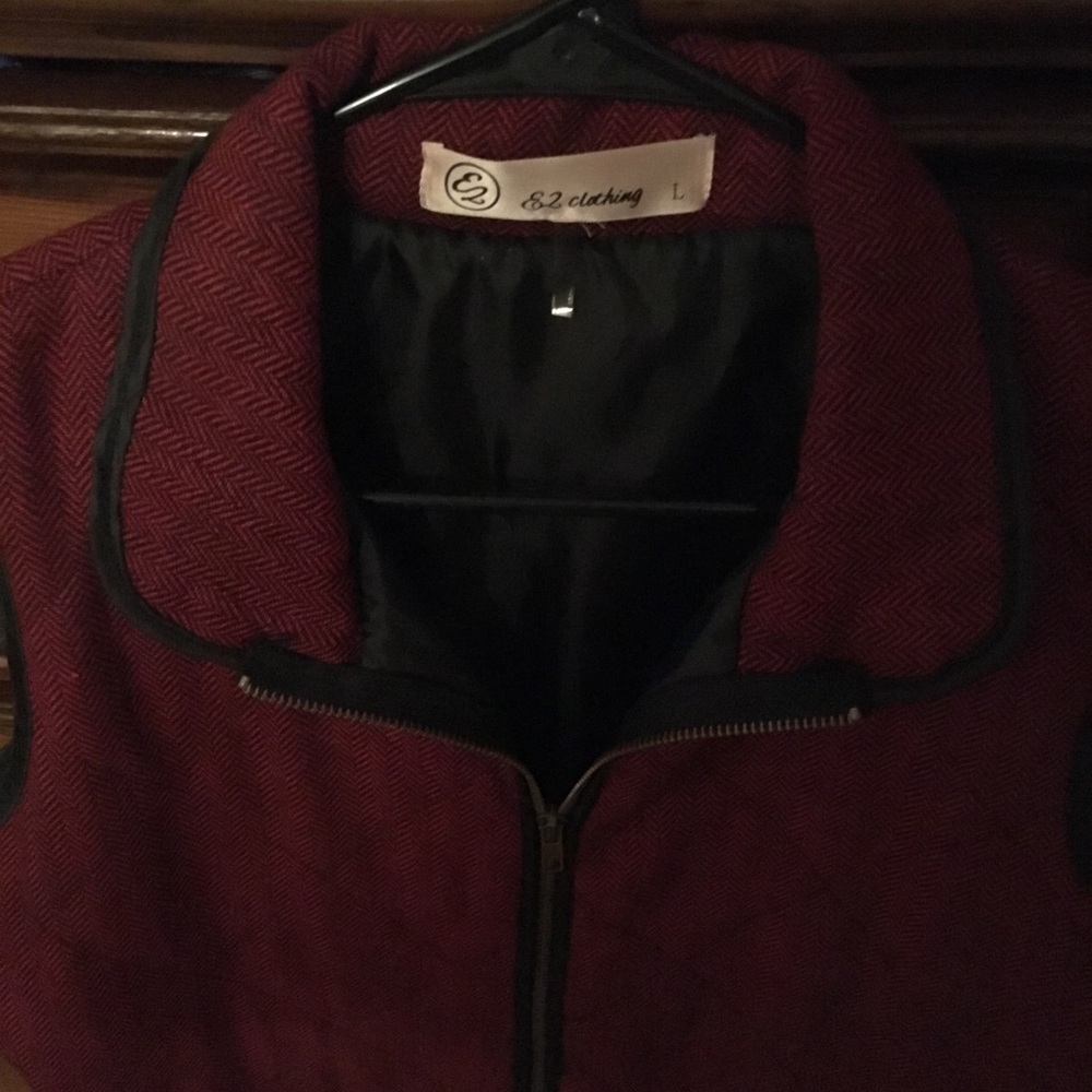 Small Chevron pattern Vest - Picture 2 of 3